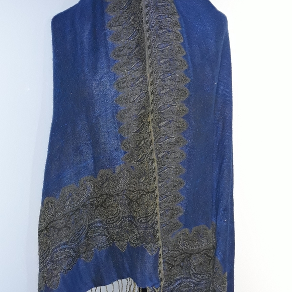 Beautiful Wrap Shawl - Picture 4 of 4